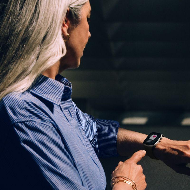 Apple Watch Series 11 42mm GPS Viền Nhôm Dây Cao Su Chính Hãng Apple Việt Nam